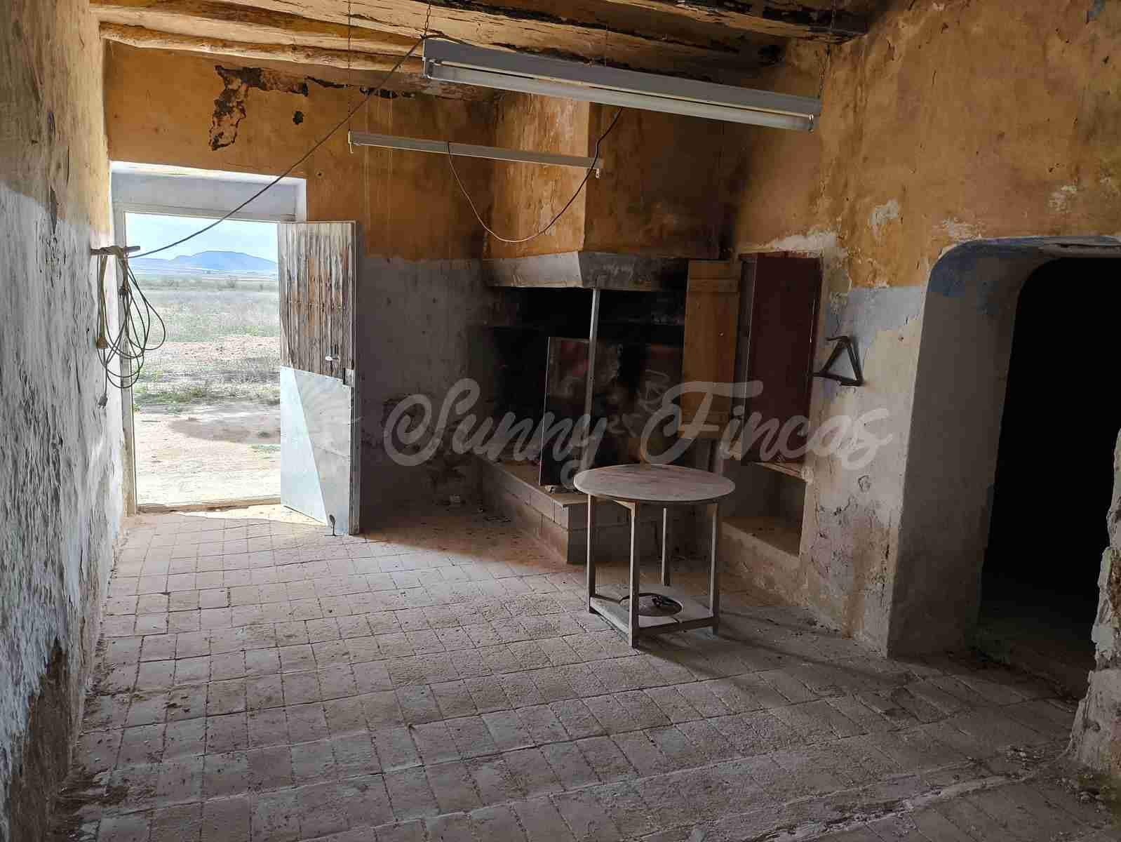 4 slaapkamer Finca/Landhuis te koop in Yecla met garage - € 49.900 (Ref: 8953949)