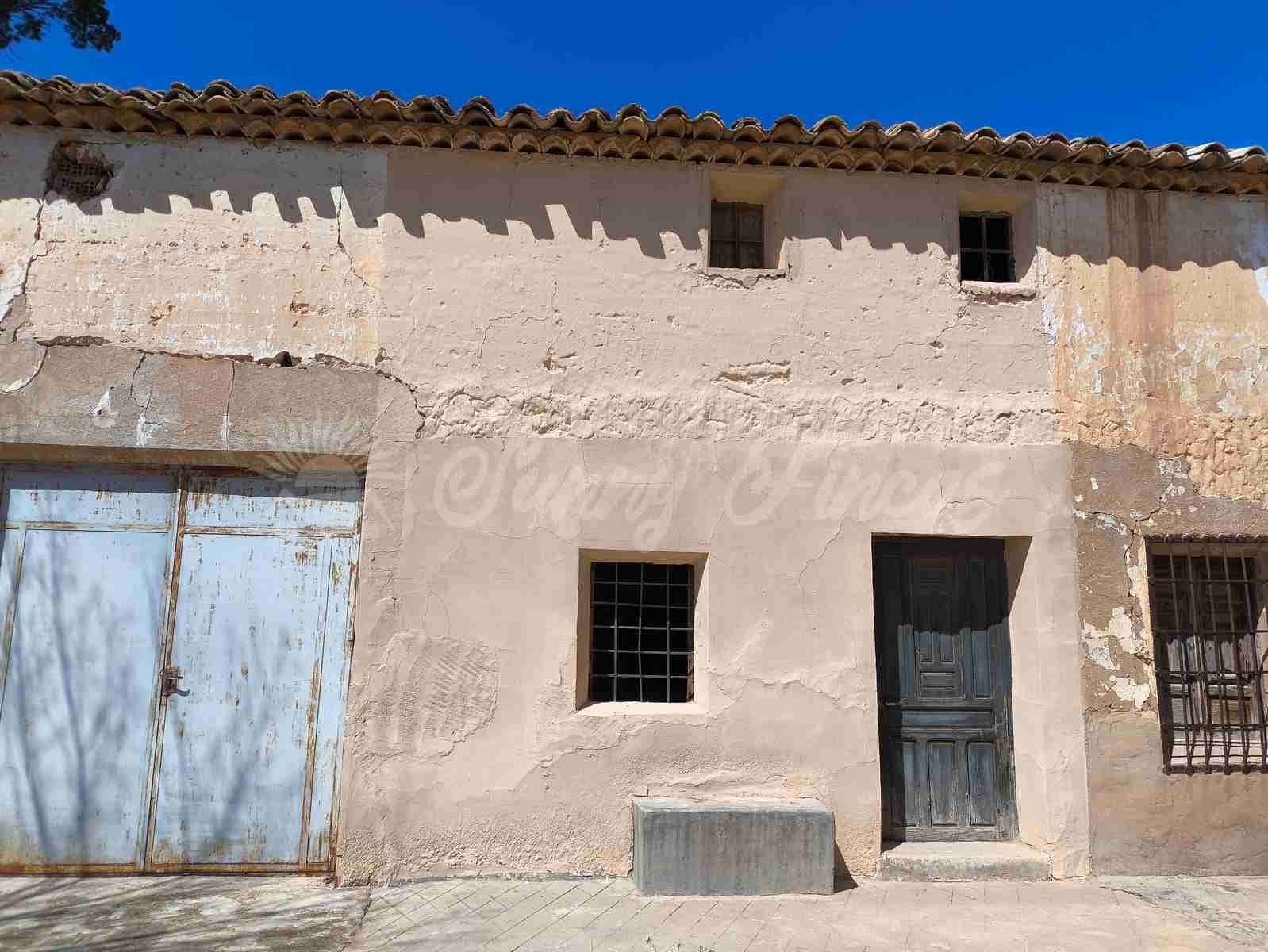 4 slaapkamer Finca/Landhuis te koop in Yecla met garage - € 49.900 (Ref: 8953949)