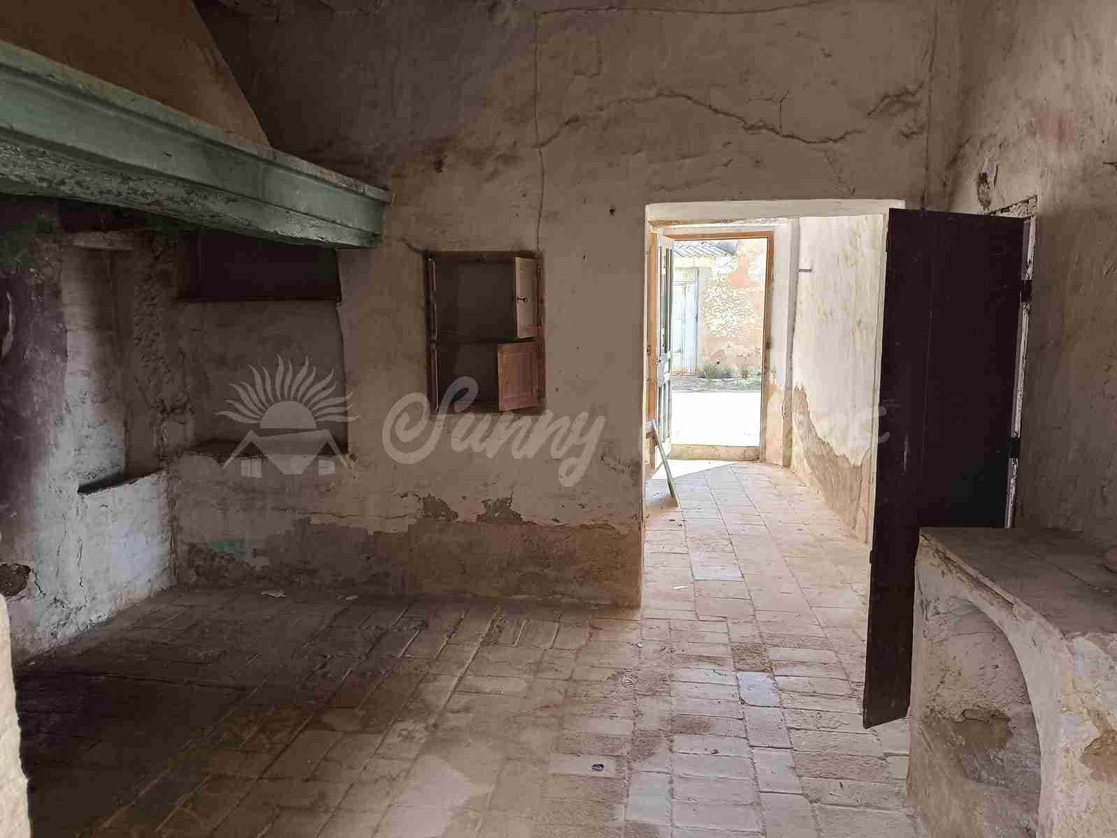 4 slaapkamer Finca/Landhuis te koop in Yecla met garage - € 49.900 (Ref: 8953949)