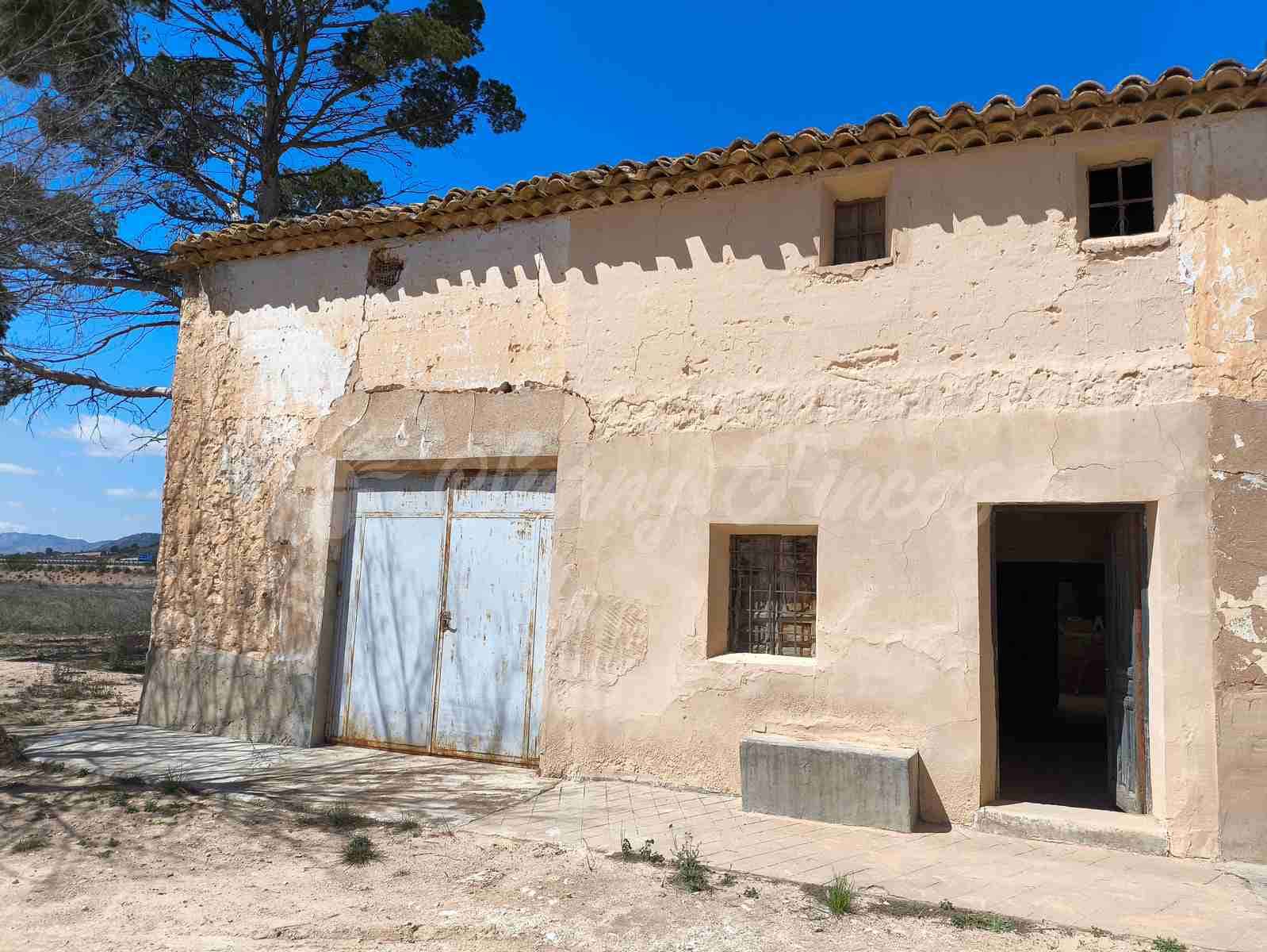 4 slaapkamer Finca/Landhuis te koop in Yecla met garage - € 49.900 (Ref: 8953949)
