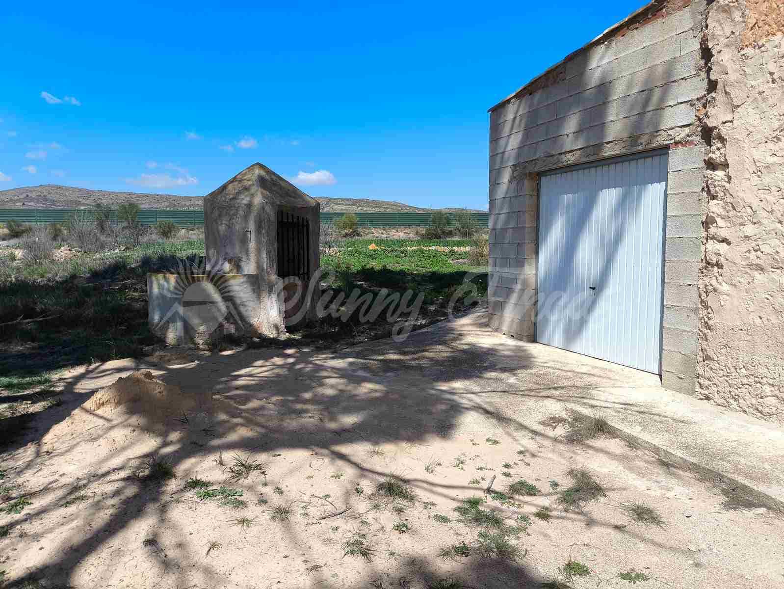 4 slaapkamer Finca/Landhuis te koop in Yecla met garage - € 49.900 (Ref: 8953949)