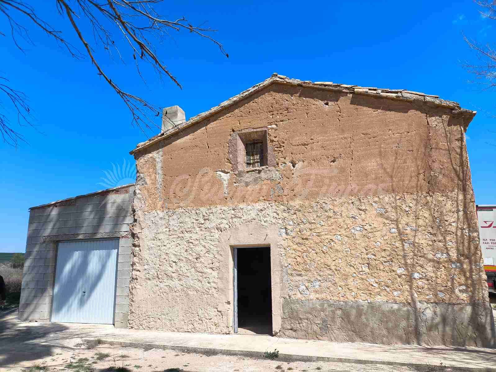 4 slaapkamer Finca/Landhuis te koop in Yecla met garage - € 49.900 (Ref: 8953949)