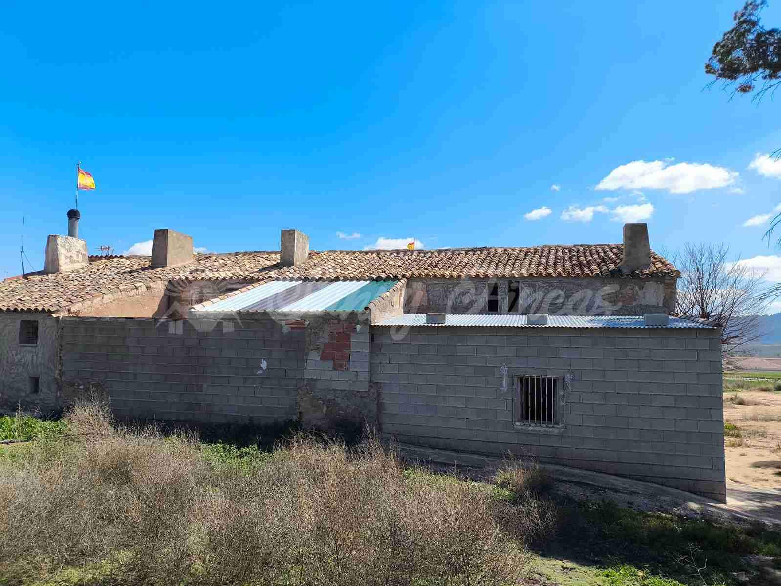 4 slaapkamer Finca/Landhuis te koop in Yecla met garage - € 49.900 (Ref: 8953949)