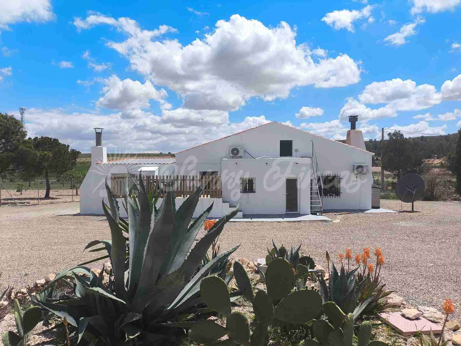 2 bedroom Finca/Country House for sale in Yecla with pool garage - € 250,000 (Ref: 8954851)