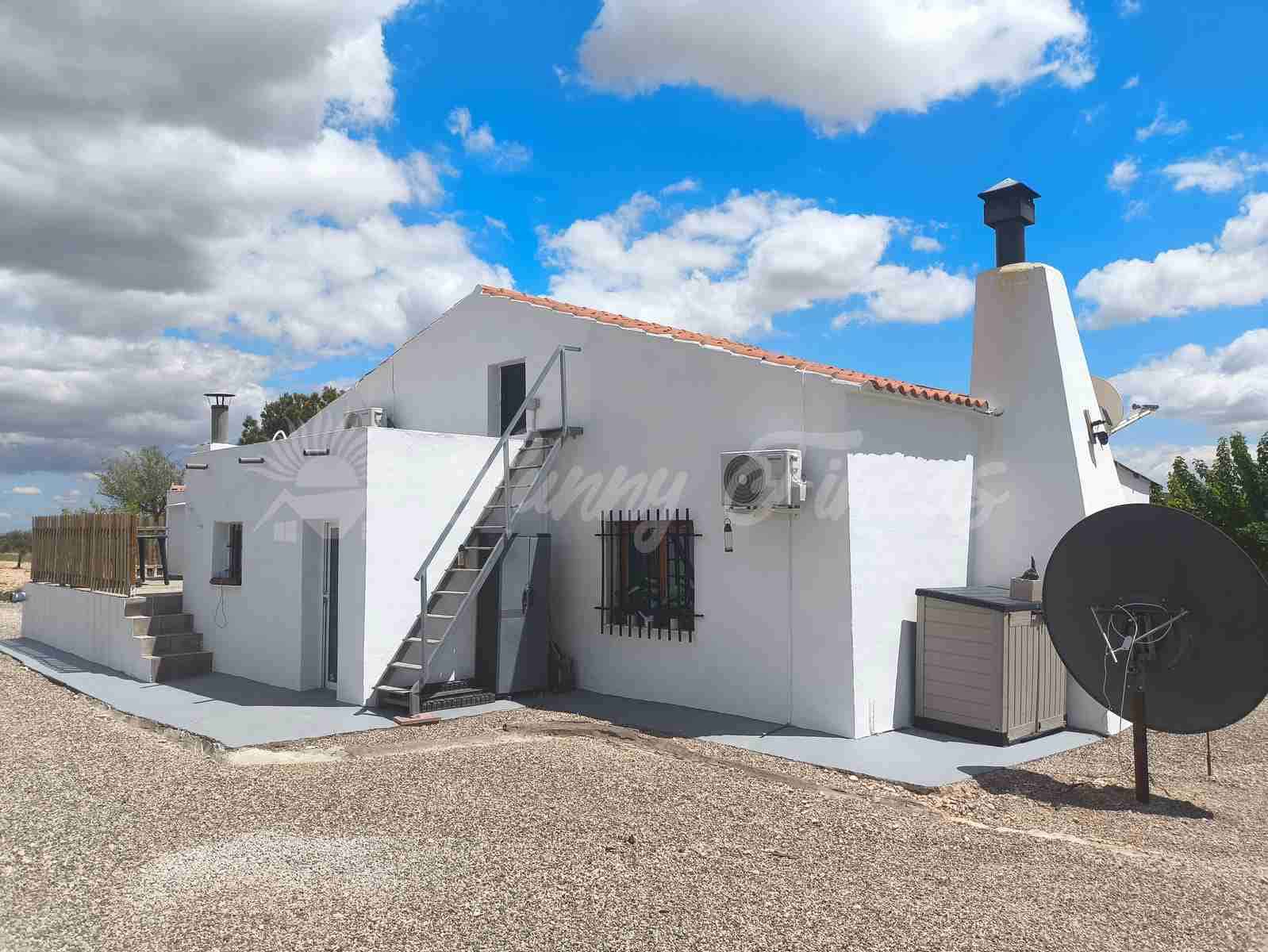2 bedroom Finca/Country House for sale in Yecla with pool garage - € 250,000 (Ref: 8954851)