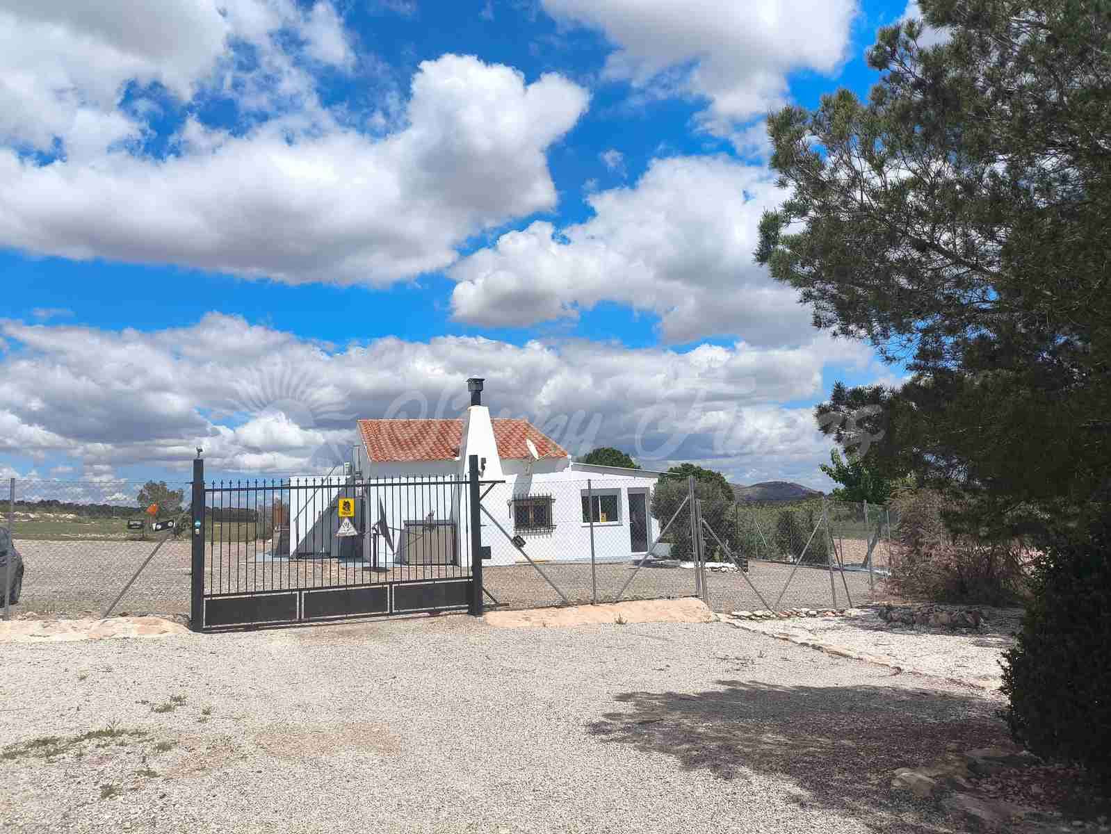 2 bedroom Finca/Country House for sale in Yecla with pool garage - € 250,000 (Ref: 8954851)