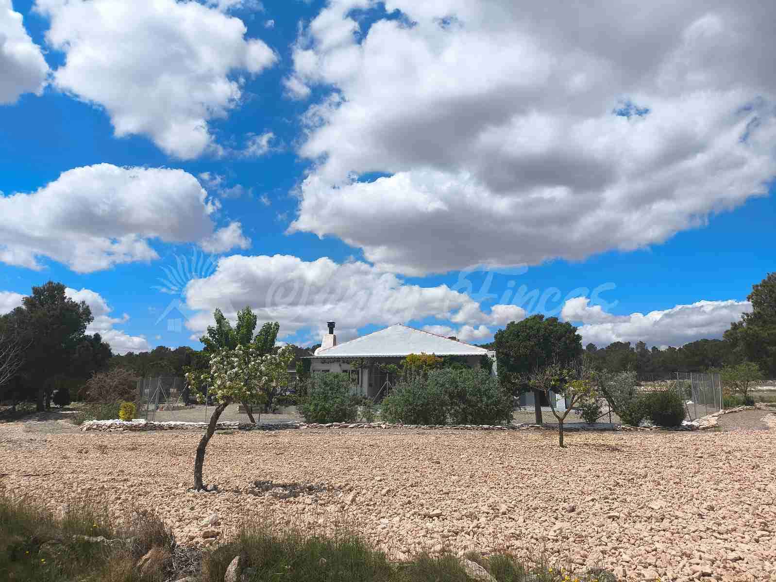 2 bedroom Finca/Country House for sale in Yecla with pool garage - € 250,000 (Ref: 8954851)