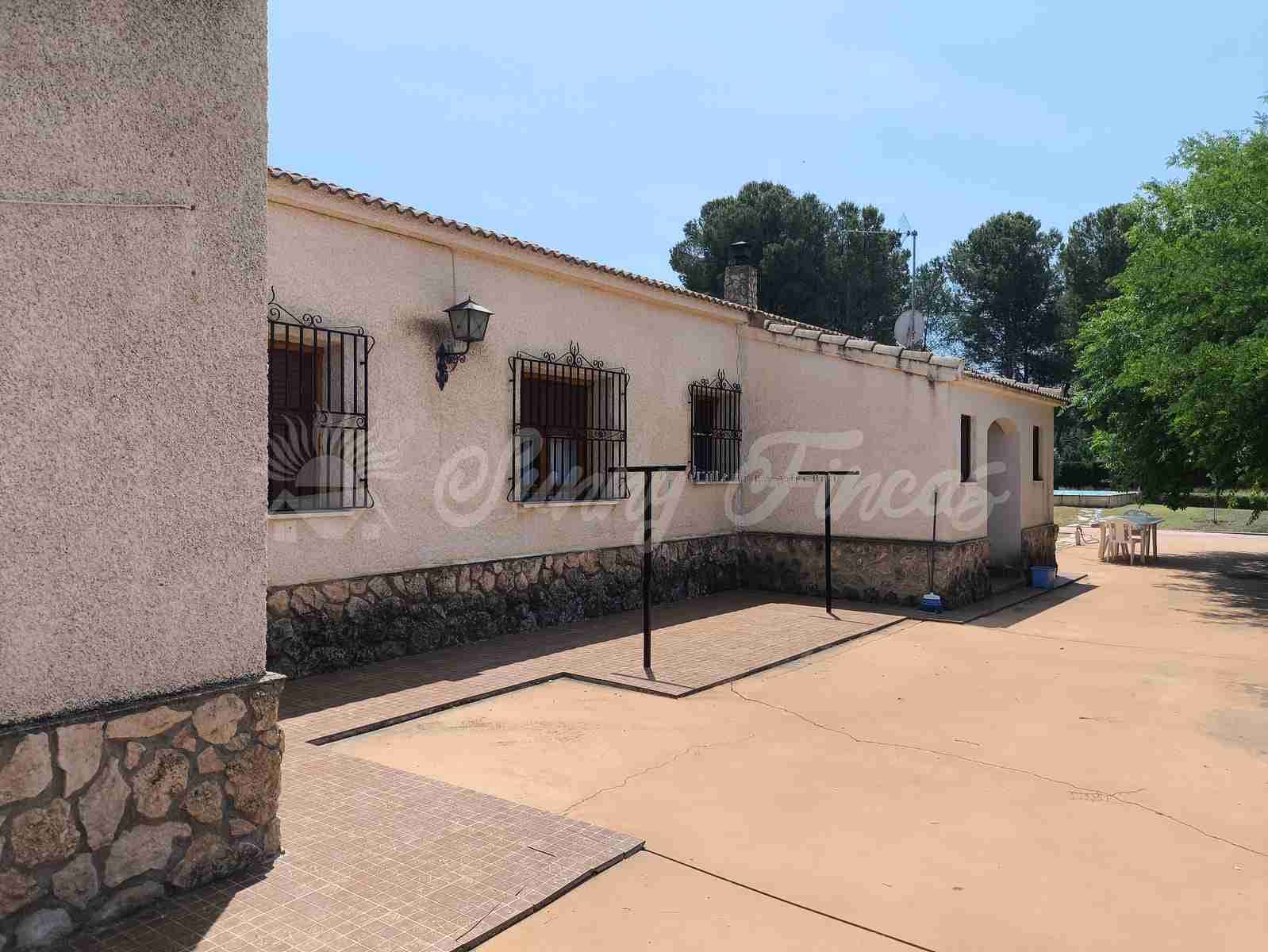 4 soveværelse Rækkehus til salg i Yecla med swimmingpool garage - € 325.000 (Ref: 9033553)