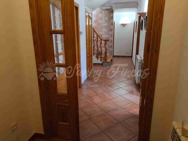 4 bedroom Villa for sale in Yecla with garage - € 299,000 (Ref: 9282581)