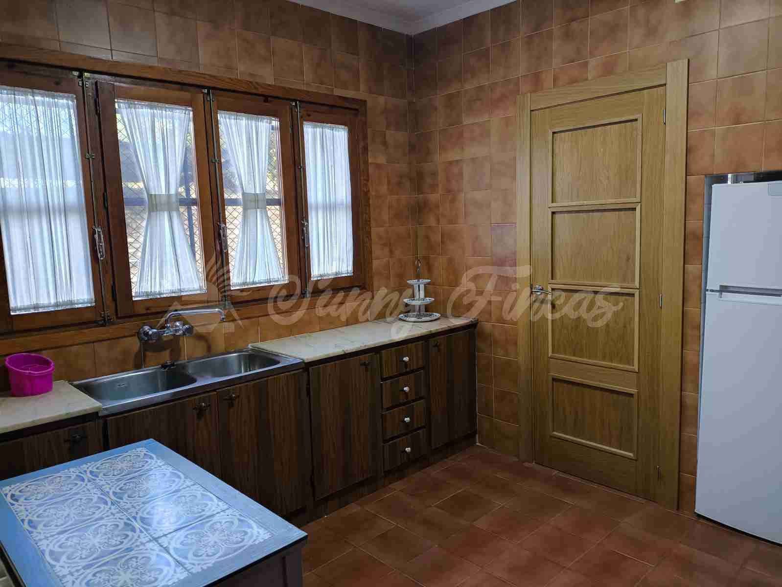 4 slaapkamer Finca/Landhuis te koop in Almansa met zwembad garage - € 235.000 (Ref: 9404572)