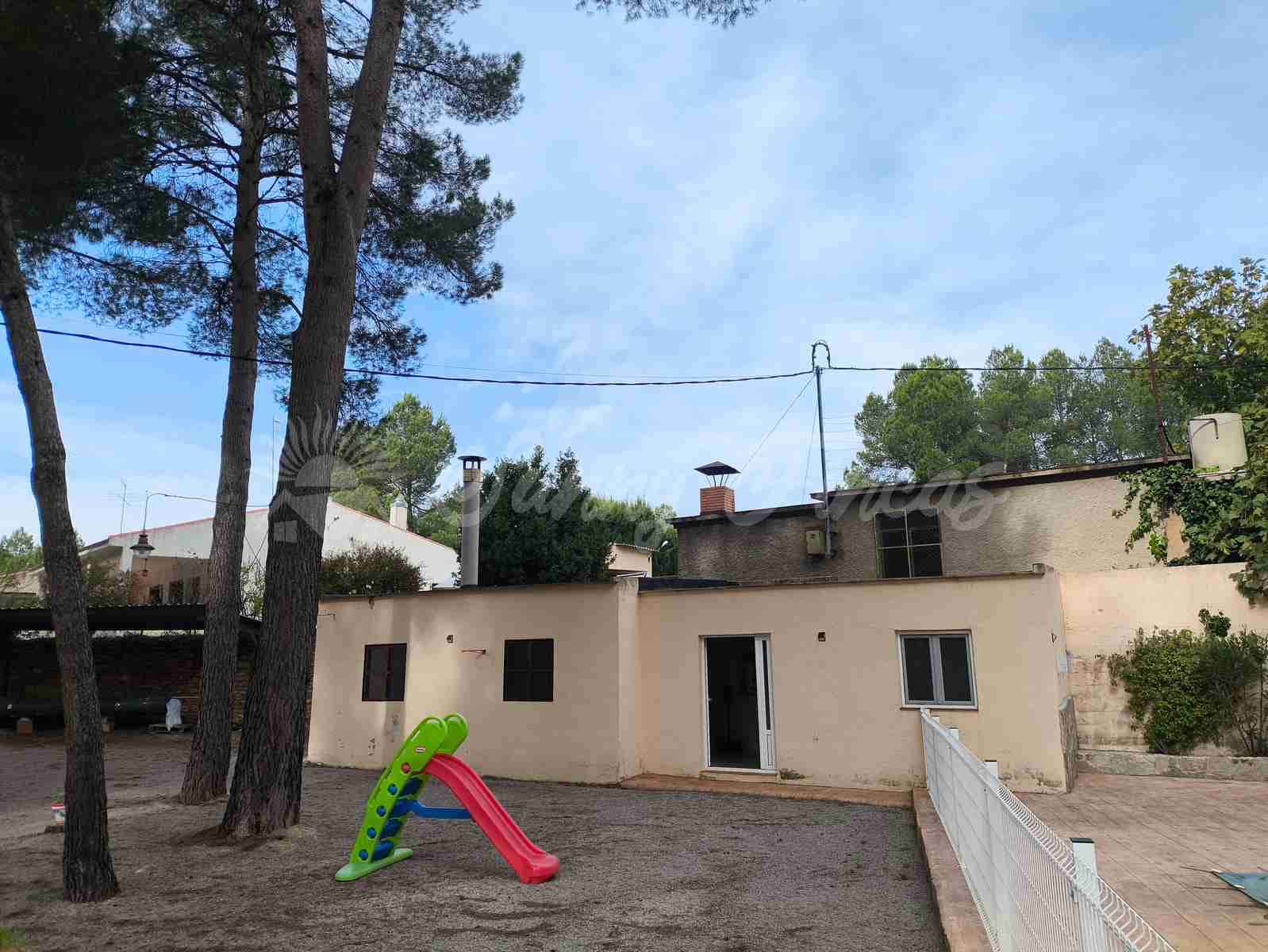 4 slaapkamer Finca/Landhuis te koop in Almansa met zwembad garage - € 235.000 (Ref: 9404572)