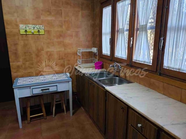 4 slaapkamer Finca/Landhuis te koop in Almansa met zwembad garage - € 235.000 (Ref: 9404572)