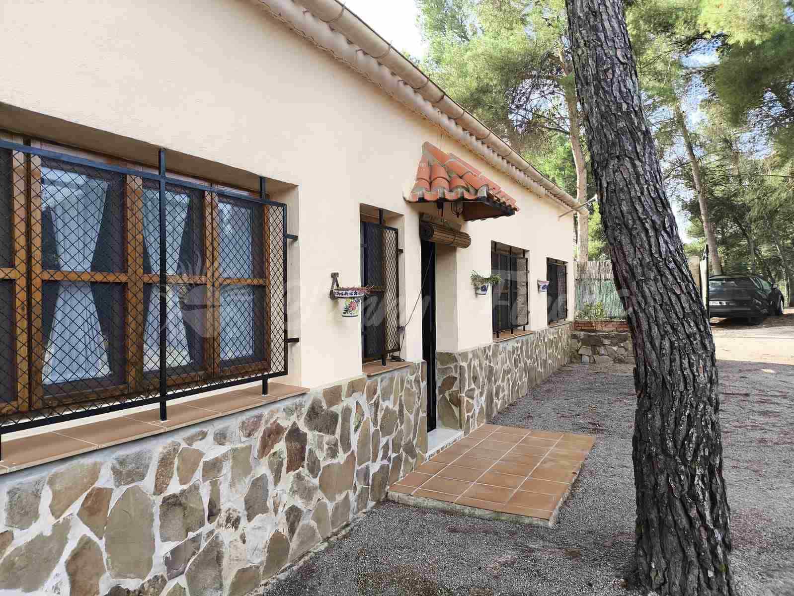 4 slaapkamer Finca/Landhuis te koop in Almansa met zwembad garage - € 235.000 (Ref: 9404572)