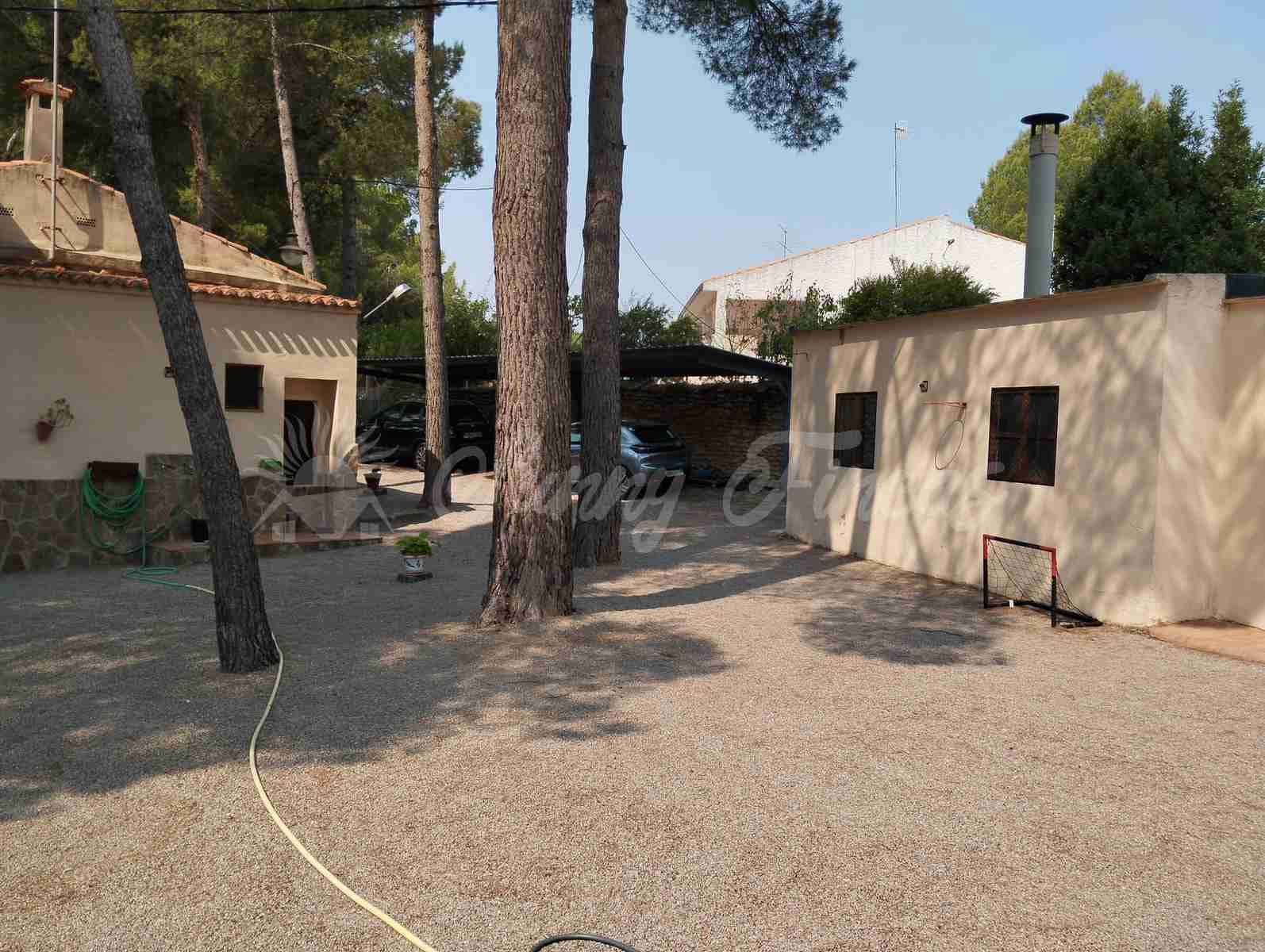 4 slaapkamer Finca/Landhuis te koop in Almansa met zwembad garage - € 235.000 (Ref: 9404572)