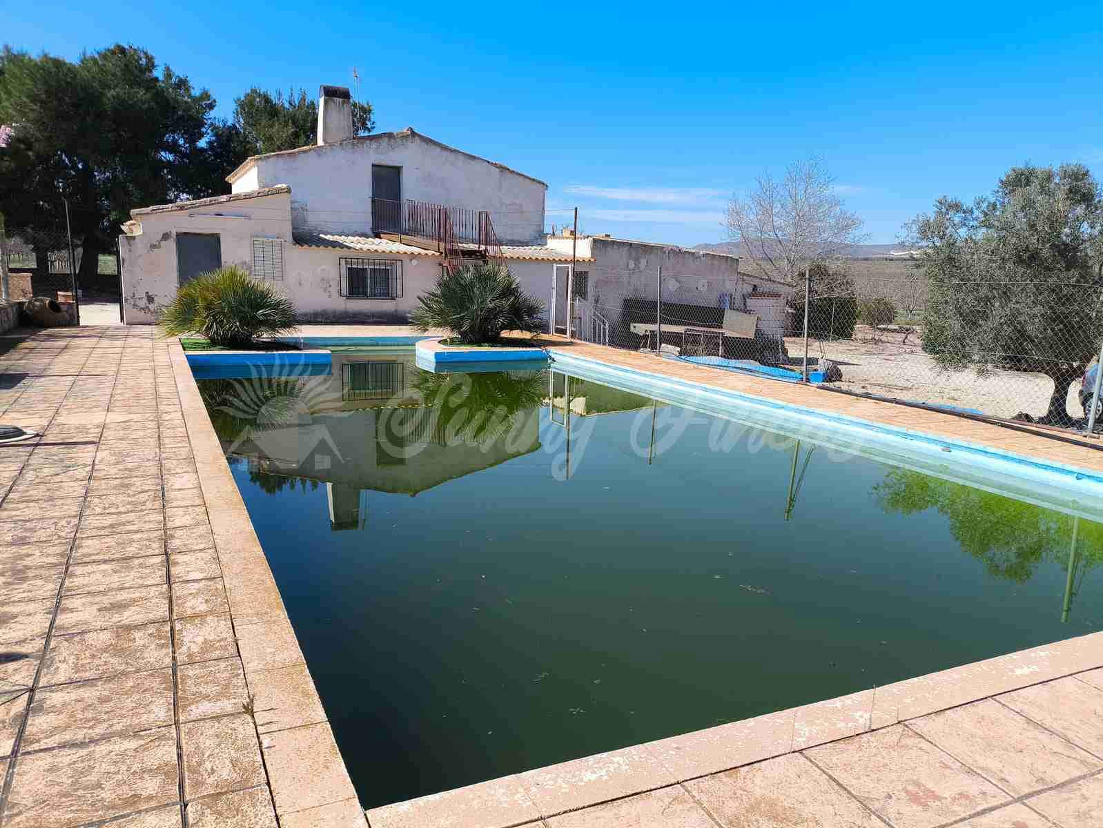 3 chambre Finca/Maison de Campagne à vendre à Villena avec piscine garage - 159 000 € (Ref: 9650599)