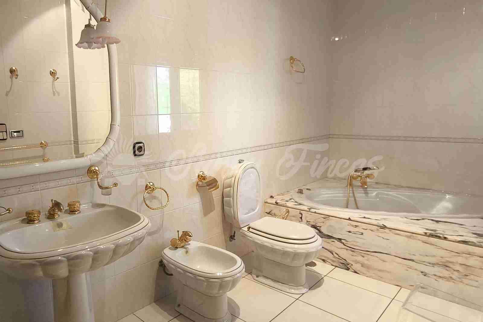 5 bedroom Terraced Villa for sale in Caudete with garage - € 489,000 (Ref: 9848374)