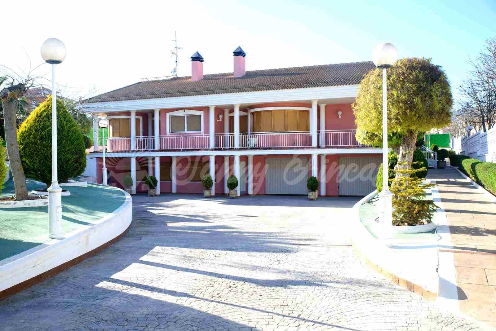 5 bedroom Terraced Villa for sale in Caudete with garage - € 489,000 (Ref: 9848374)