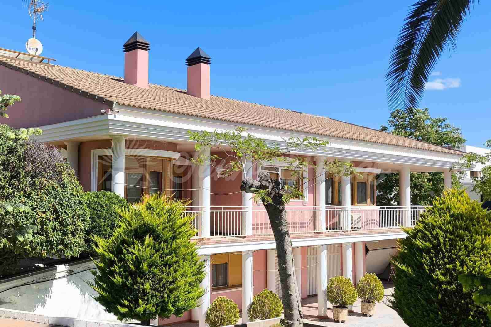 5 bedroom Terraced Villa for sale in Caudete with garage - € 489,000 (Ref: 9848374)