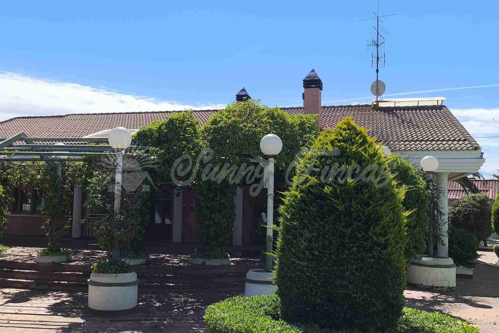 5 bedroom Terraced Villa for sale in Caudete with garage - € 489,000 (Ref: 9848374)