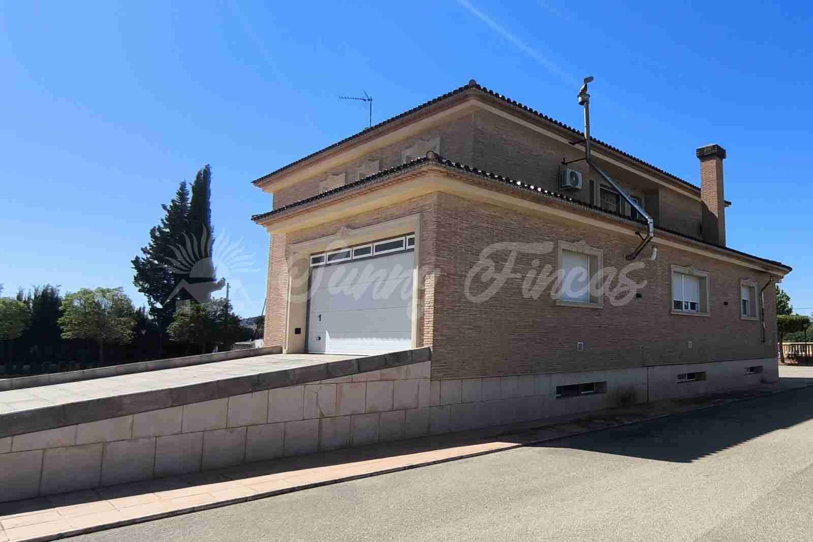 5 bedroom Terraced Villa for sale in Yecla with pool garage - € 649,000 (Ref: 9866229)