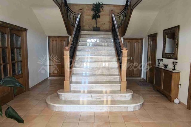 Adosado de 5 habitaciones en Yecla en venta con piscina garaje - 649.000 € (Ref: 9866229)