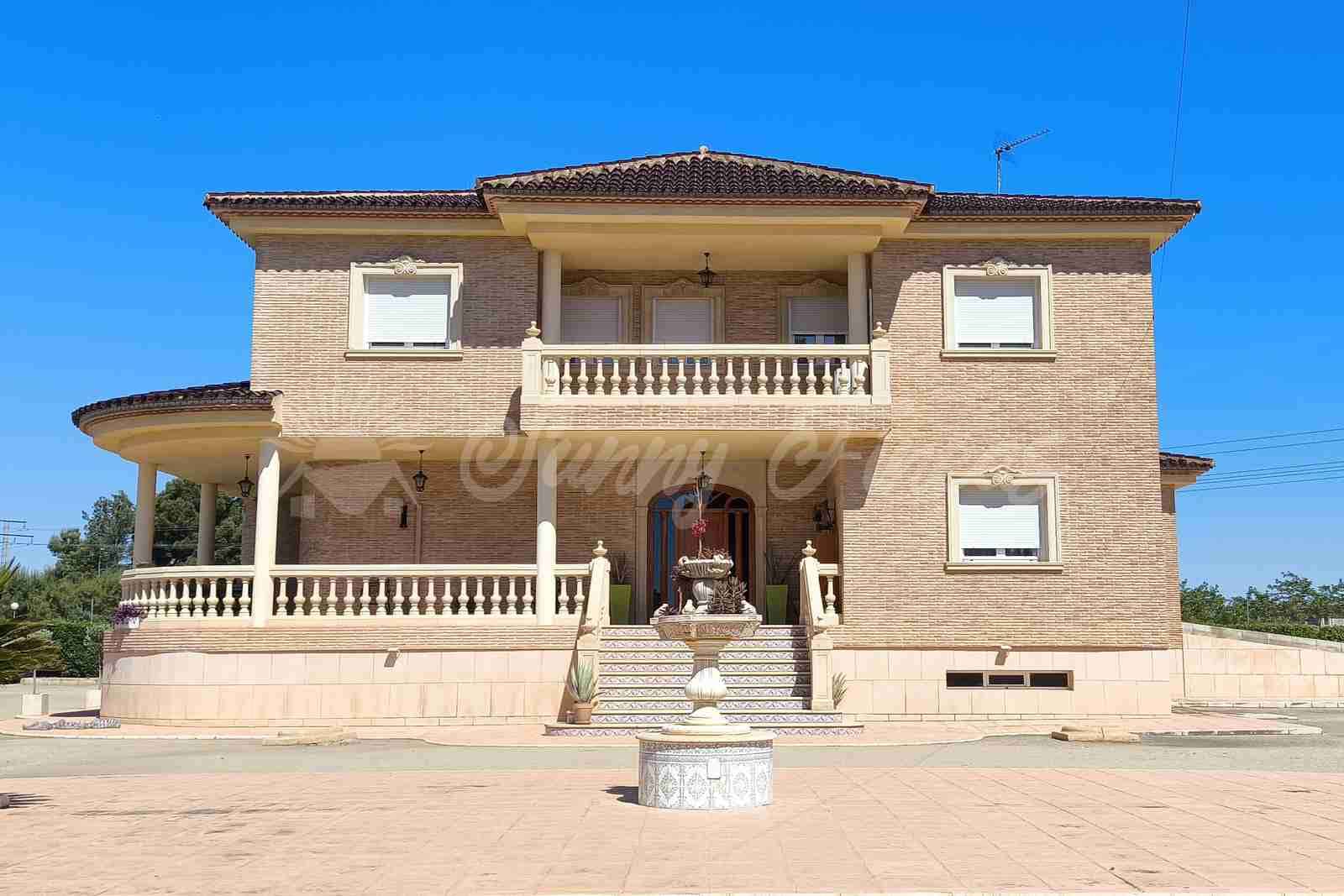 5 bedroom Terraced Villa for sale in Yecla with pool garage - € 649,000 (Ref: 9866229)