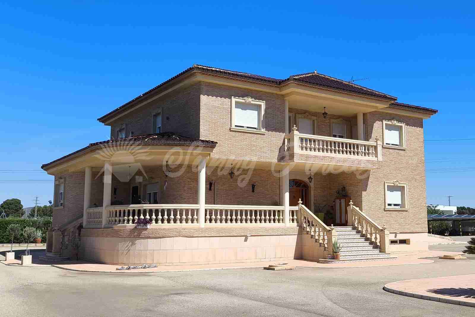 5 bedroom Terraced Villa for sale in Yecla with pool garage - € 649,000 (Ref: 9866229)