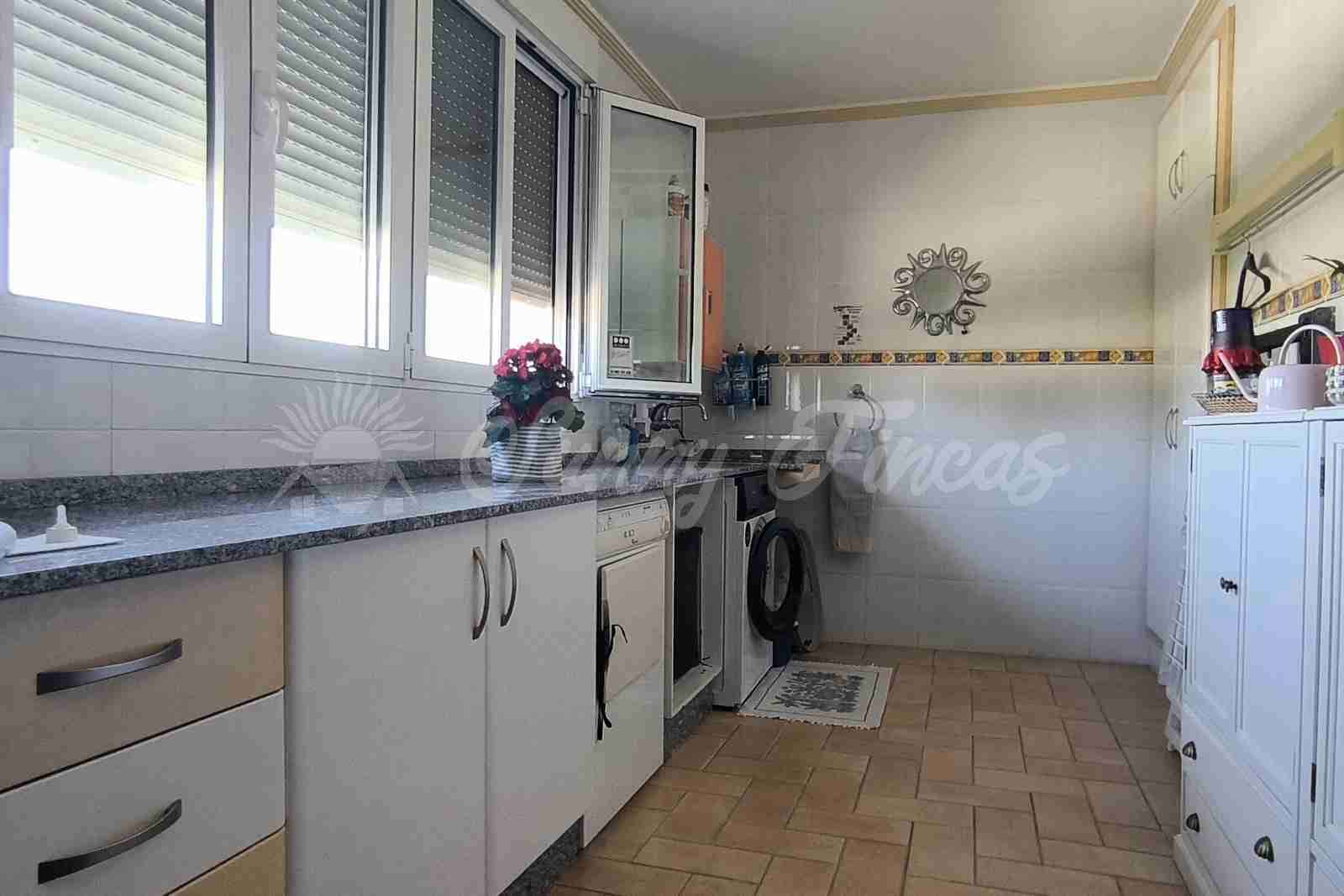 5 bedroom Terraced Villa for sale in Yecla with pool garage - € 649,000 (Ref: 9866229)