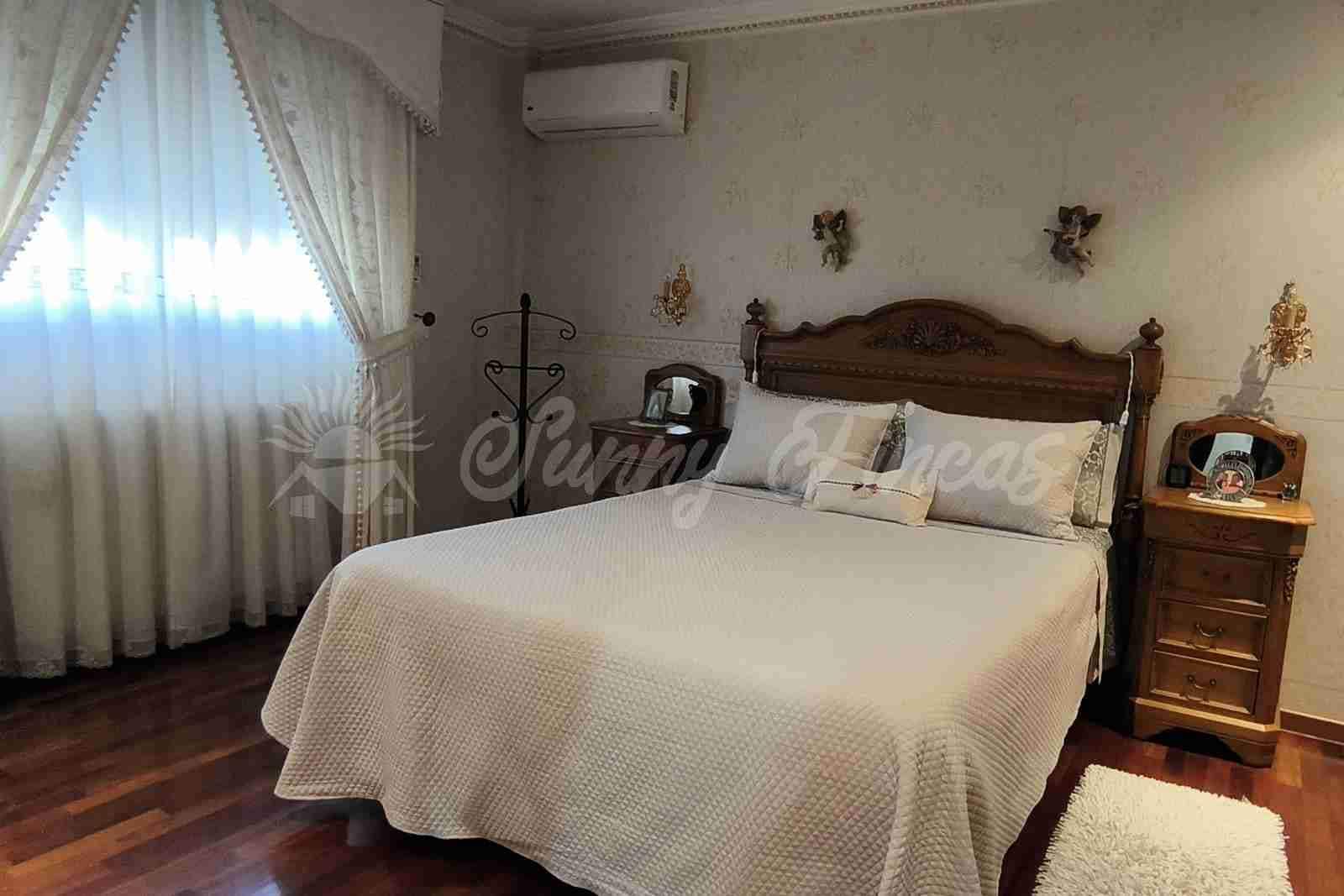 5 bedroom Terraced Villa for sale in Yecla with pool garage - € 649,000 (Ref: 9866229)