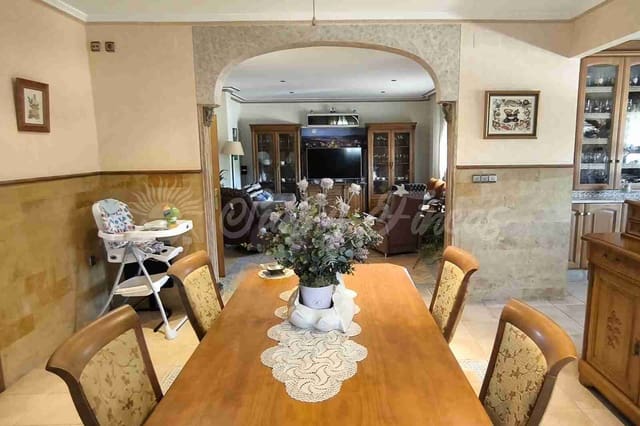 Adosado de 5 habitaciones en Yecla en venta con piscina garaje - 649.000 € (Ref: 9866229)