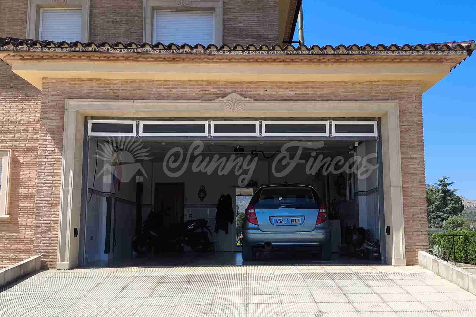 5 bedroom Terraced Villa for sale in Yecla with pool garage - € 649,000 (Ref: 9866229)
