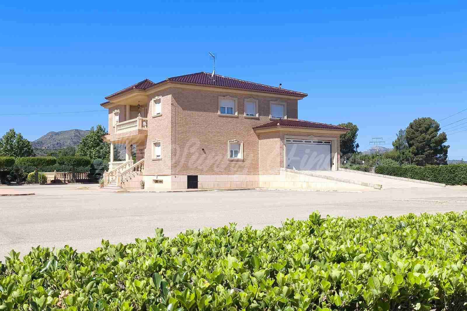 5 bedroom Terraced Villa for sale in Yecla with pool garage - € 649,000 (Ref: 9866229)