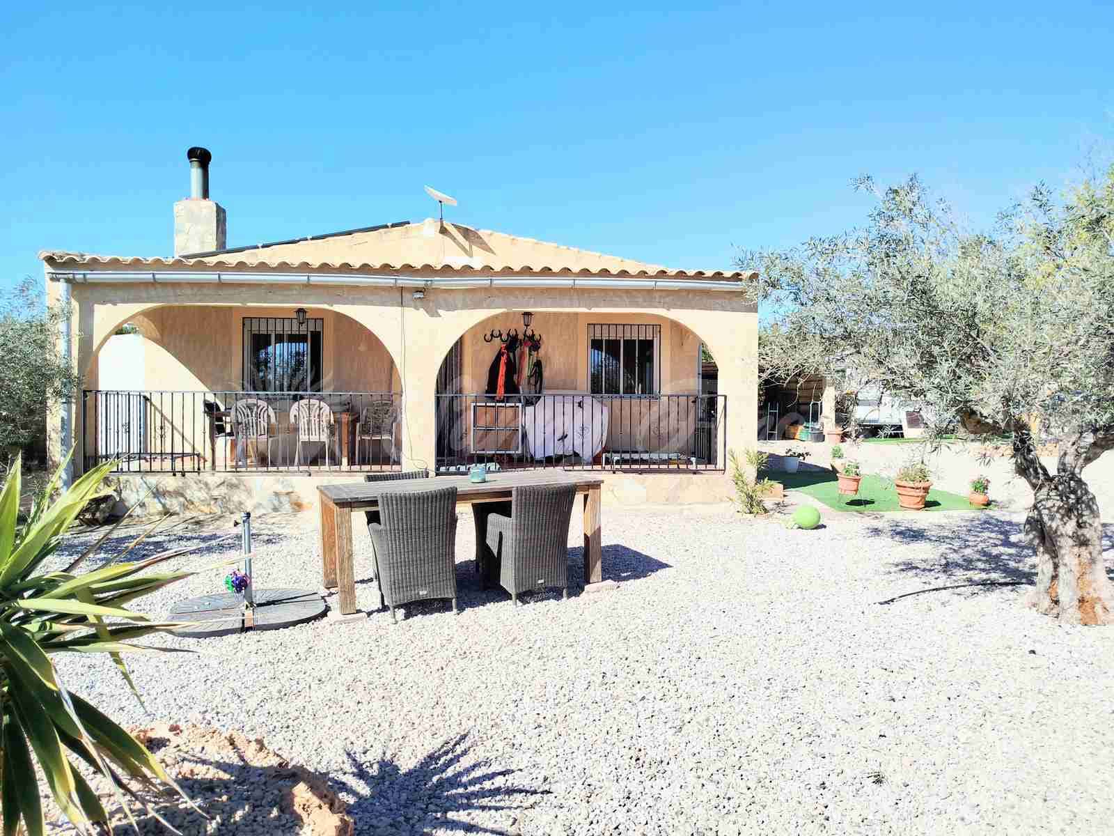 2 slaapkamer Finca/Landhuis te koop in Caudete met zwembad garage - € 159.500 (Ref: 9866338)