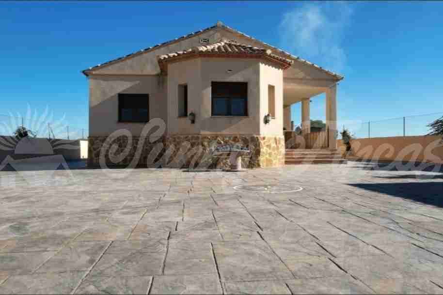 4 Zimmer Reihenhaus zu verkaufen in Caudete mit Pool Garage - 299.000 € (Ref: 9889405)