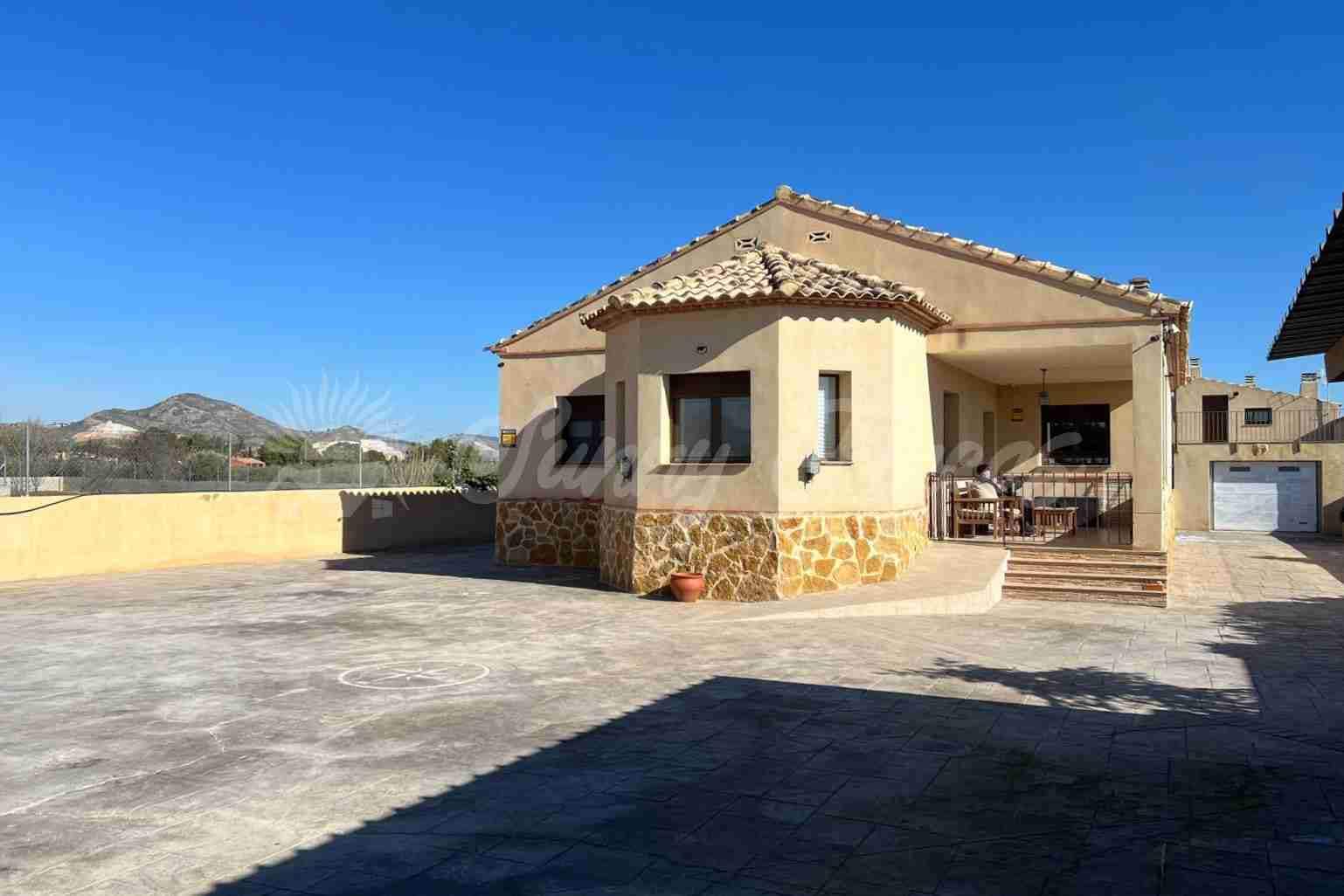 4 Zimmer Reihenhaus zu verkaufen in Caudete mit Pool Garage - 299.000 € (Ref: 9889405)
