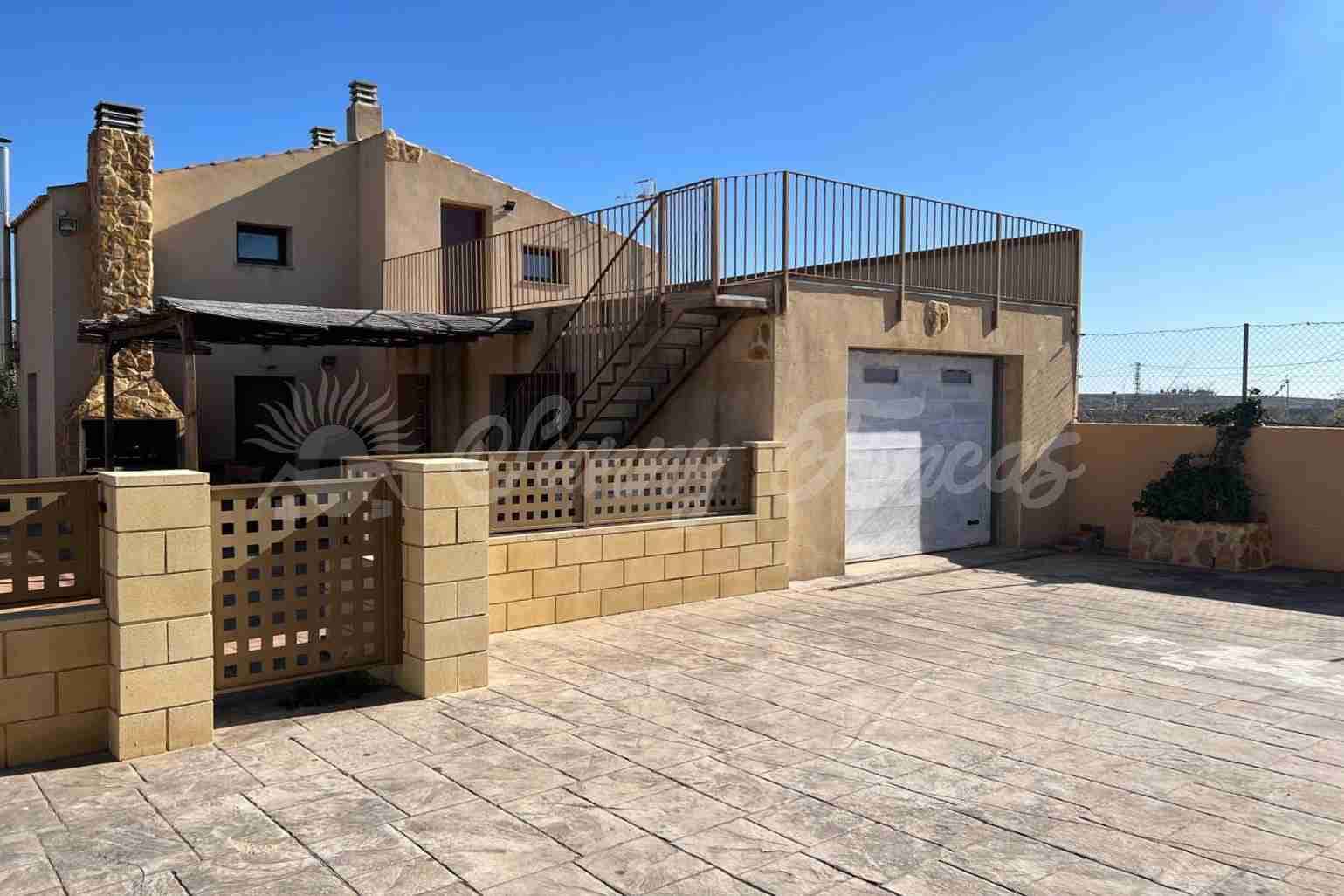 4 Zimmer Reihenhaus zu verkaufen in Caudete mit Pool Garage - 299.000 € (Ref: 9889405)