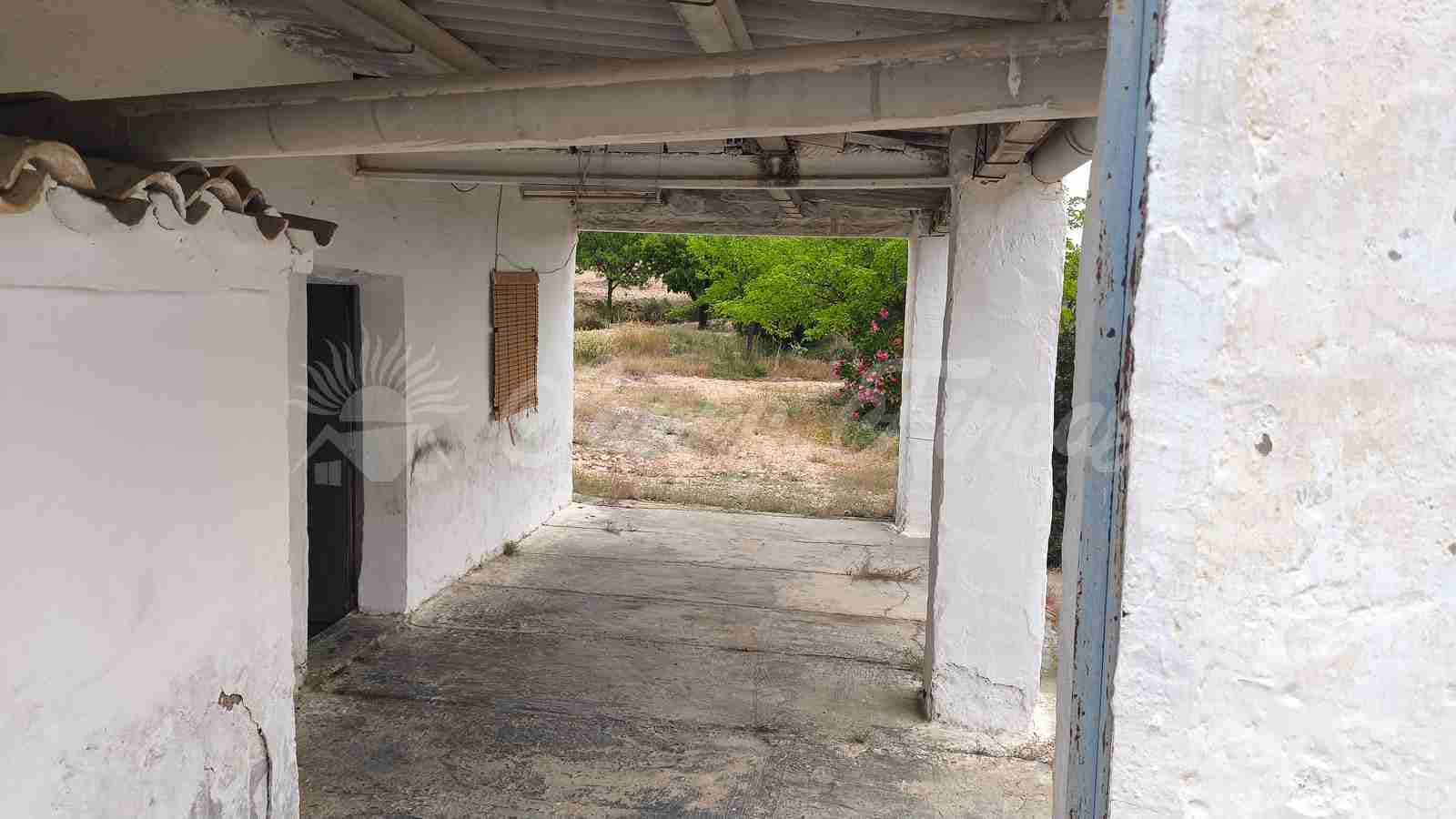 Finca/Country House for sale in Caudete with garage - € 39,000 (Ref: 9918951)