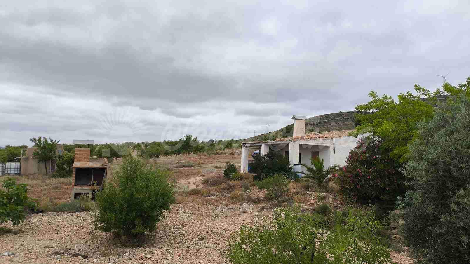 Finca/Country House for sale in Caudete with garage - € 39,000 (Ref: 9918951)