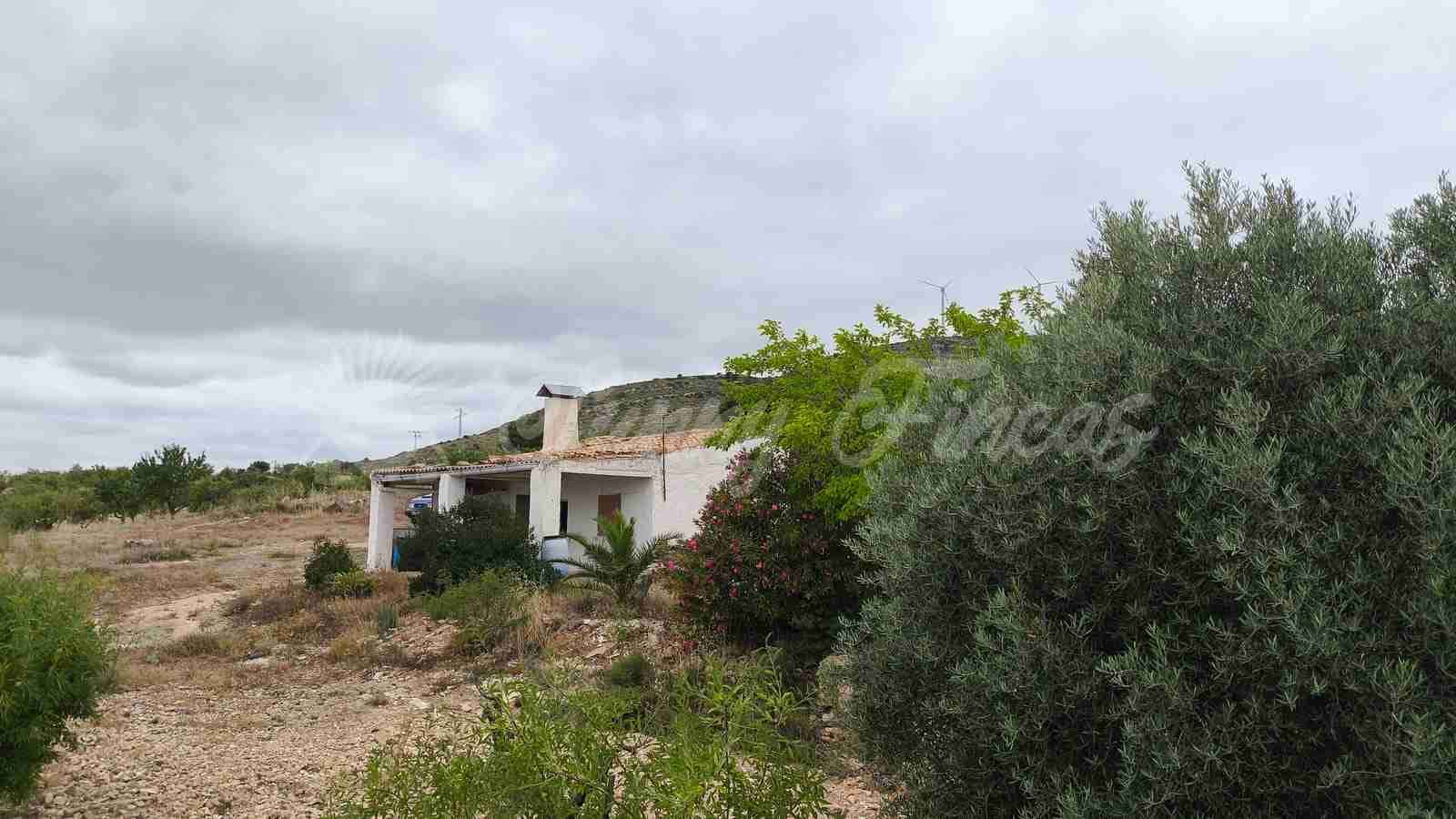 Finca/Country House for sale in Caudete with garage - € 39,000 (Ref: 9918951)