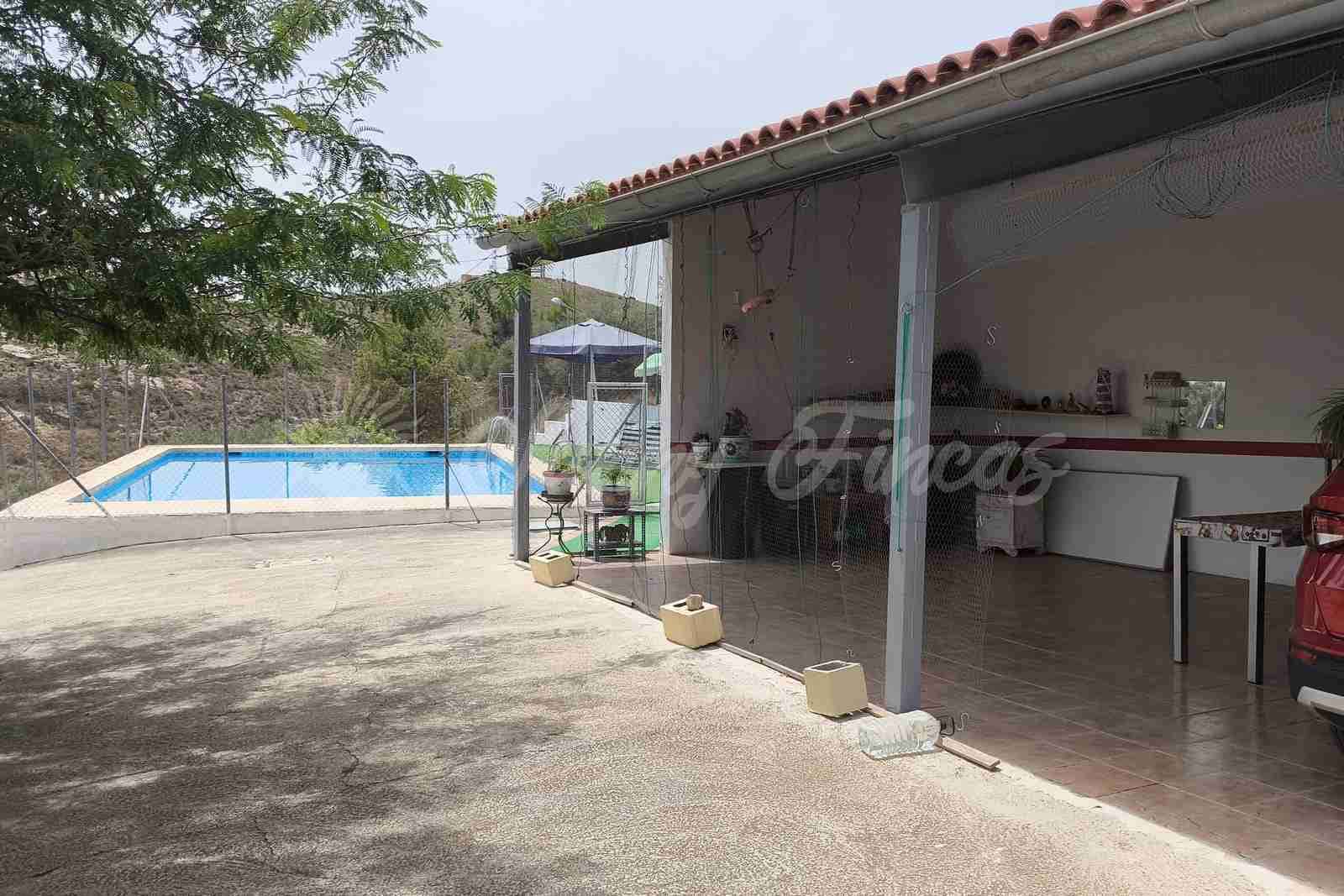 4 soveværelse Finca/Landehus til salg i Montealegre del Castillo med swimmingpool garage - € 210.000 (Ref: 9965929)