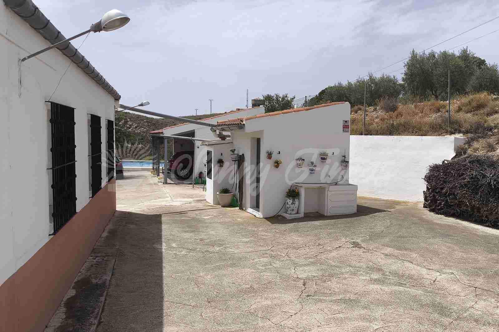 4 soveværelse Finca/Landehus til salg i Montealegre del Castillo med swimmingpool garage - € 210.000 (Ref: 9965929)
