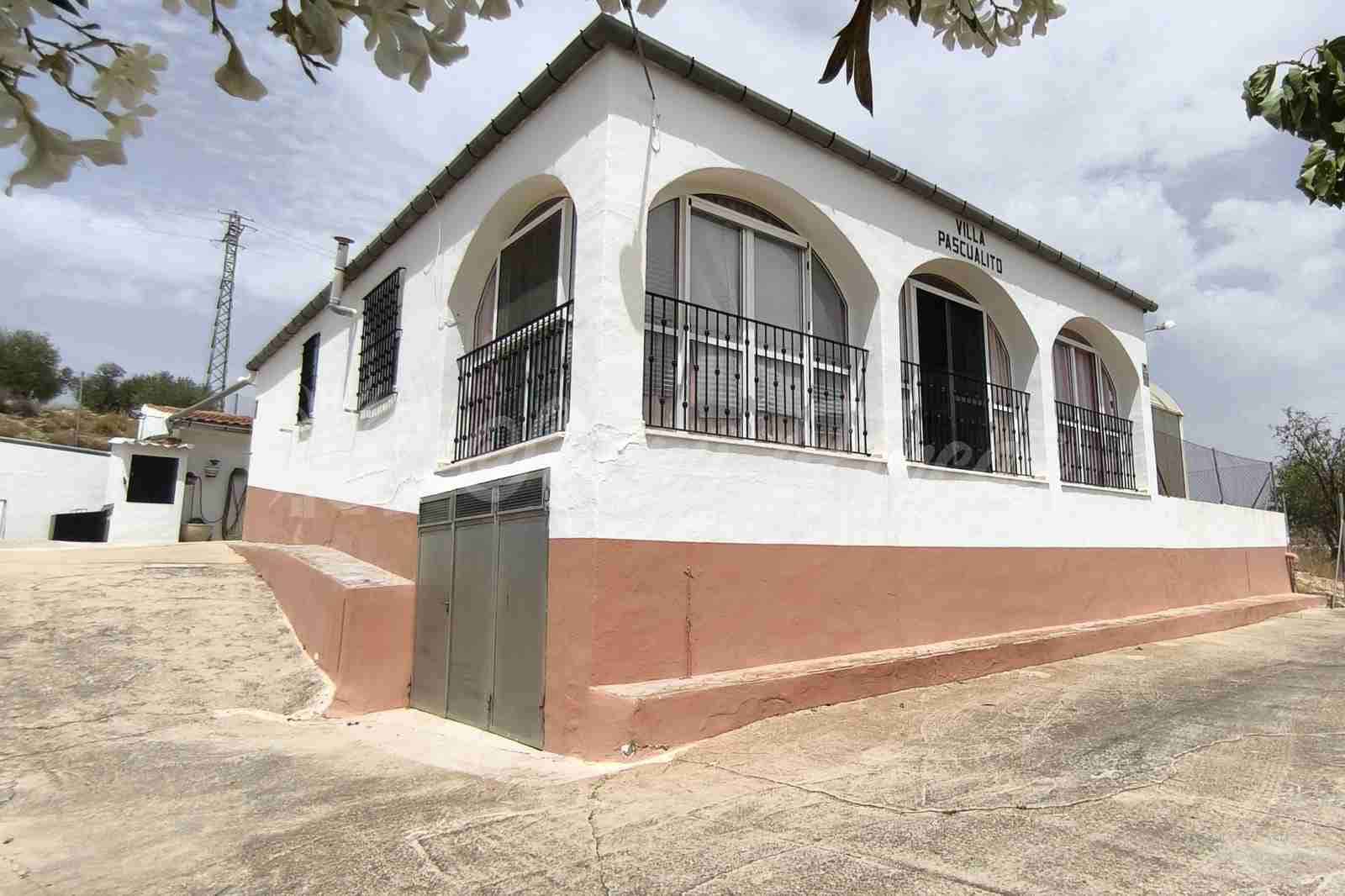 4 soveværelse Finca/Landehus til salg i Montealegre del Castillo med swimmingpool garage - € 210.000 (Ref: 9965929)