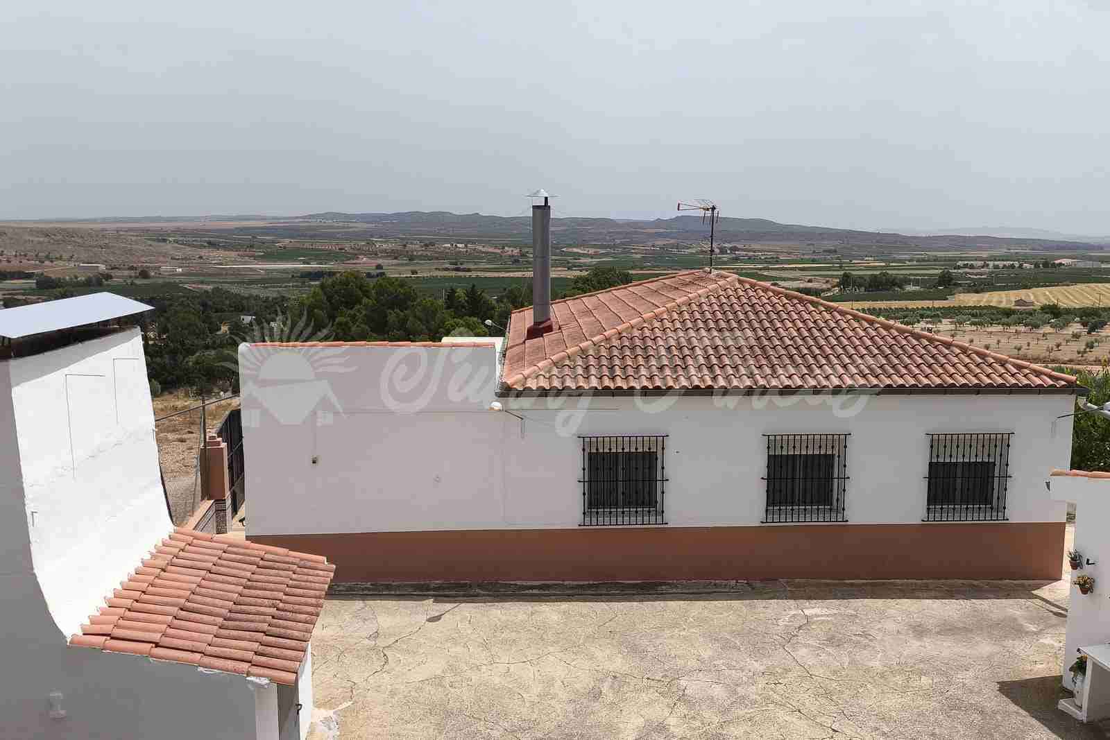 4 soveværelse Finca/Landehus til salg i Montealegre del Castillo med swimmingpool garage - € 210.000 (Ref: 9965929)