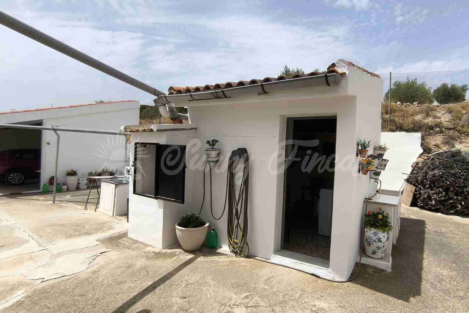 4 soveværelse Finca/Landehus til salg i Montealegre del Castillo med swimmingpool garage - € 210.000 (Ref: 9965929)