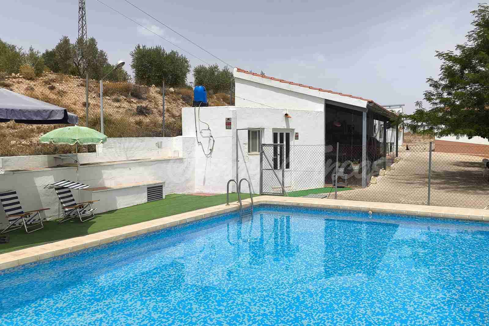 4 soveværelse Finca/Landehus til salg i Montealegre del Castillo med swimmingpool garage - € 210.000 (Ref: 9965929)