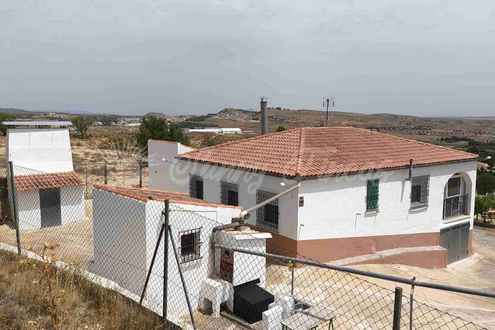 4 soveværelse Finca/Landehus til salg i Montealegre del Castillo med swimmingpool garage - € 210.000 (Ref: 9965929)