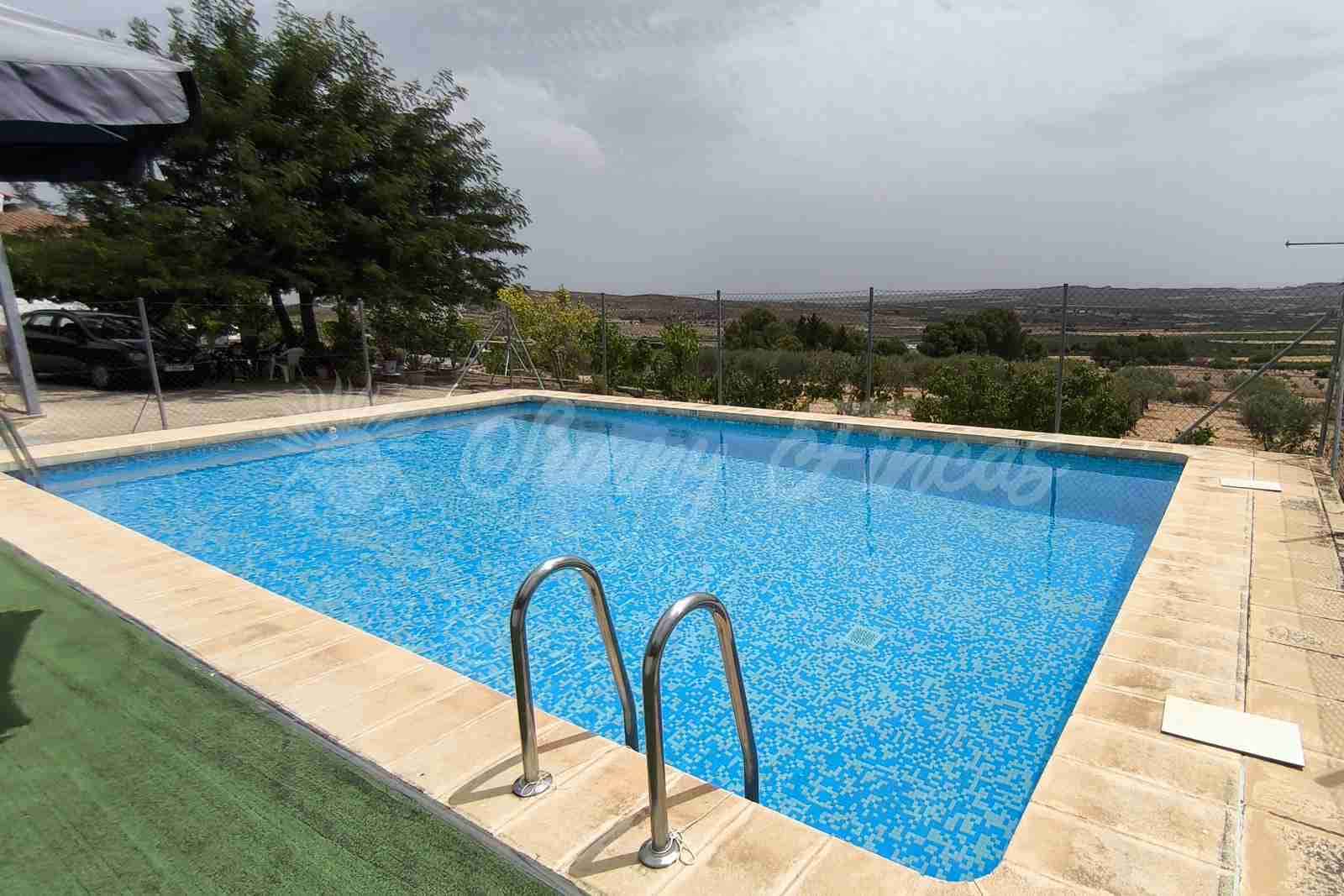 4 soveværelse Finca/Landehus til salg i Montealegre del Castillo med swimmingpool garage - € 210.000 (Ref: 9965929)