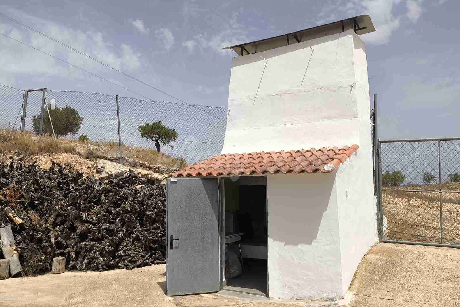 4 soveværelse Finca/Landehus til salg i Montealegre del Castillo med swimmingpool garage - € 210.000 (Ref: 9965929)