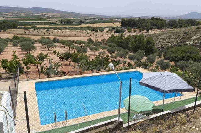 Finca/Casa Rural de 4 habitaciones en Montealegre del Castillo en venta con piscina garaje - 210.000 € (Ref: 9965929)