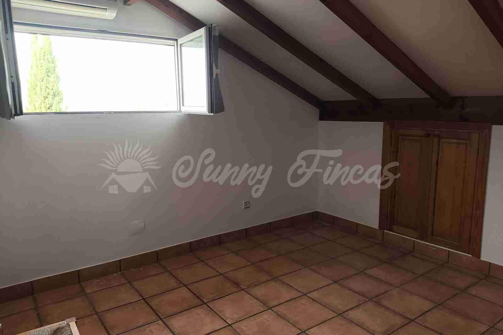 5 slaapkamer Villa te koop in Yecla met zwembad garage - € 287.000 (Ref: 9976114)